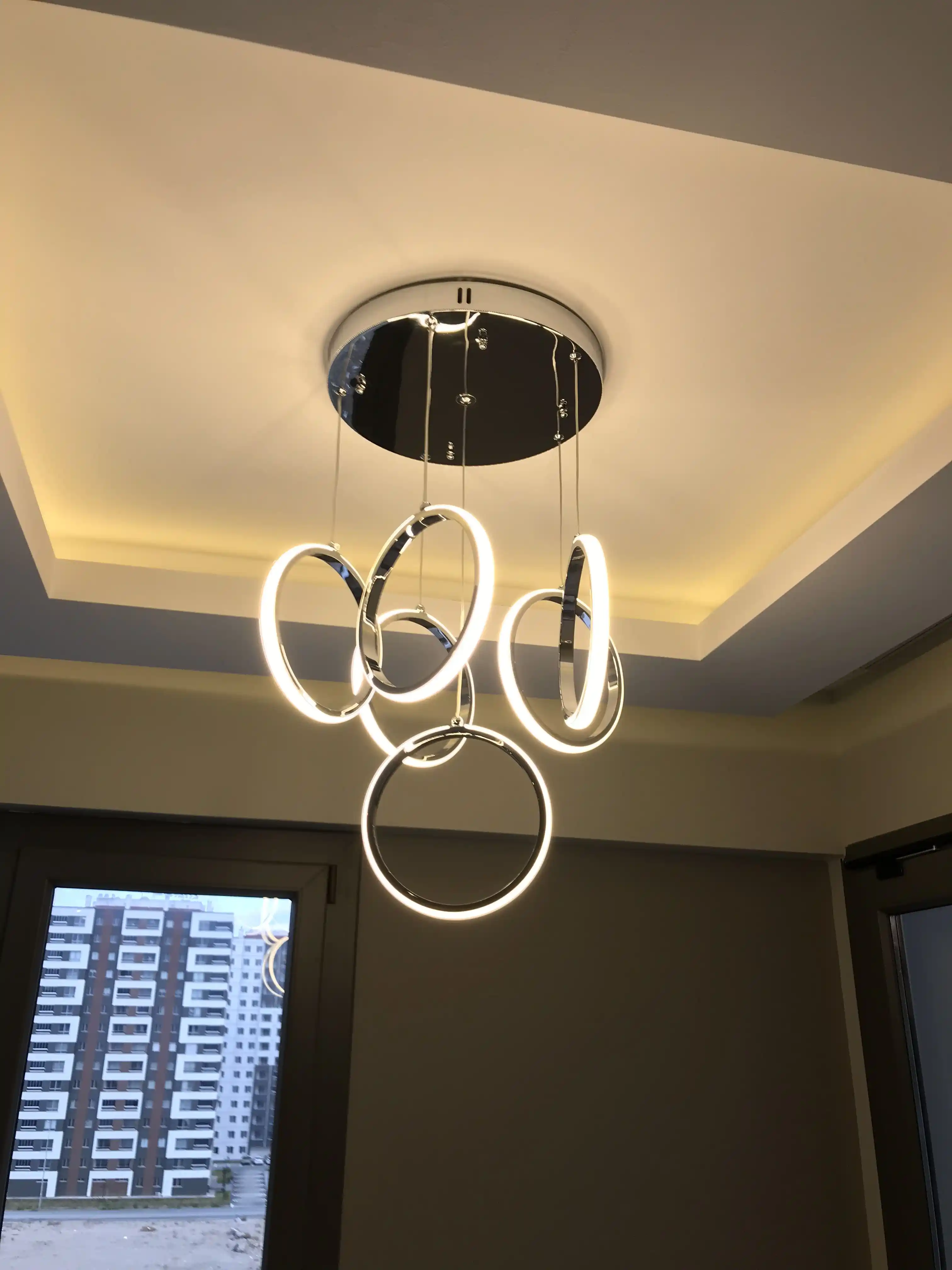 Ay Şeklinde Avizelerle Ev Dekorasyonunuza Estetik ve Fonksiyonellik Katın