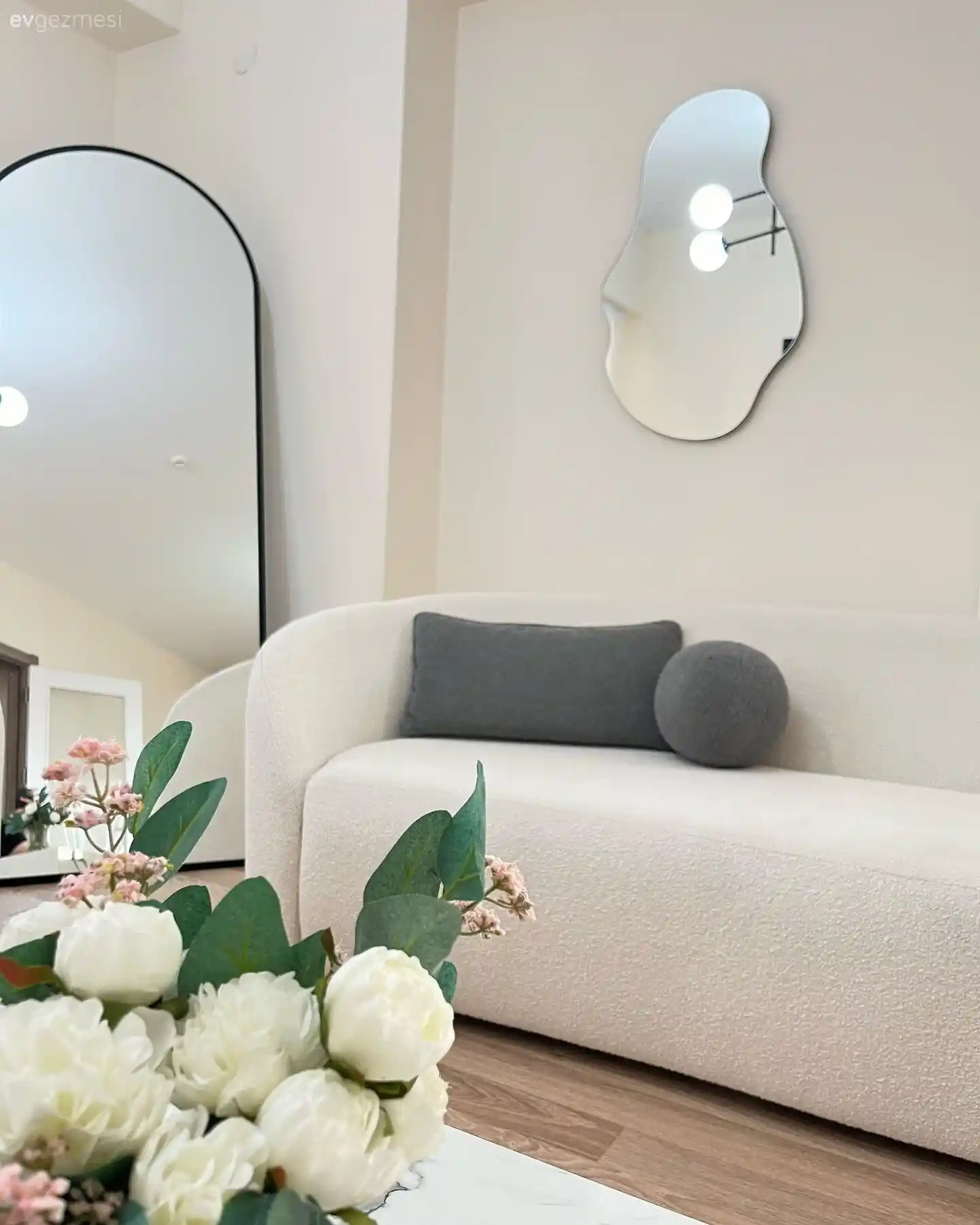 Aynaların Ev Dekorasyonundaki Faydaları ve Kullanım Alanları Hakkında Detaylı Bilgi