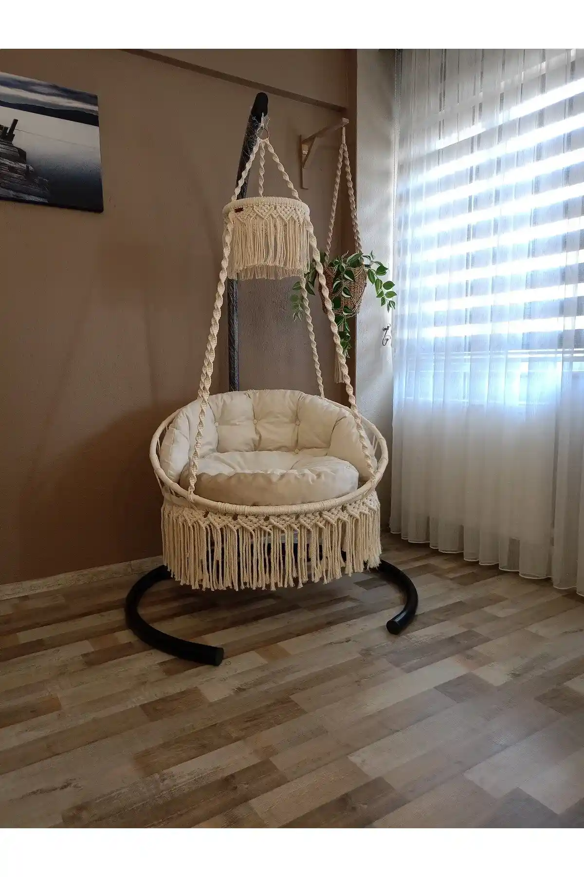 Bahçe Dekorasyonunda Makrome ve Rattan Malzemelerle Tasarlanan Rahat Salıncaqlar