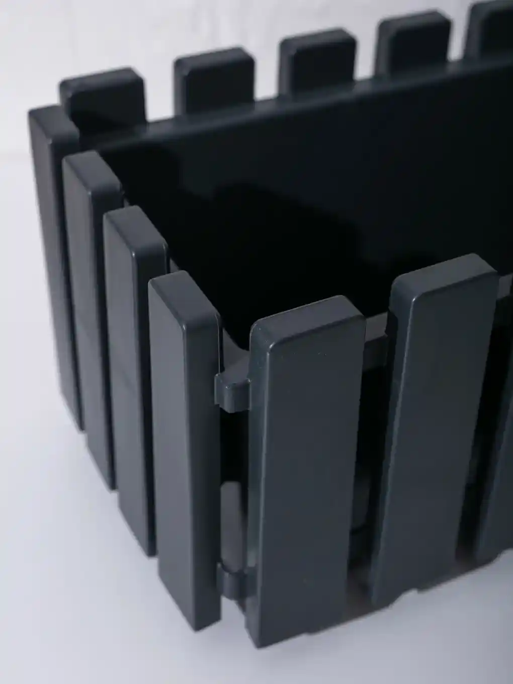 Balkon Dekorasyonunda Poliwork Akasya Tombik Saksı ile Estetik ve Dayanıklı Çözümler