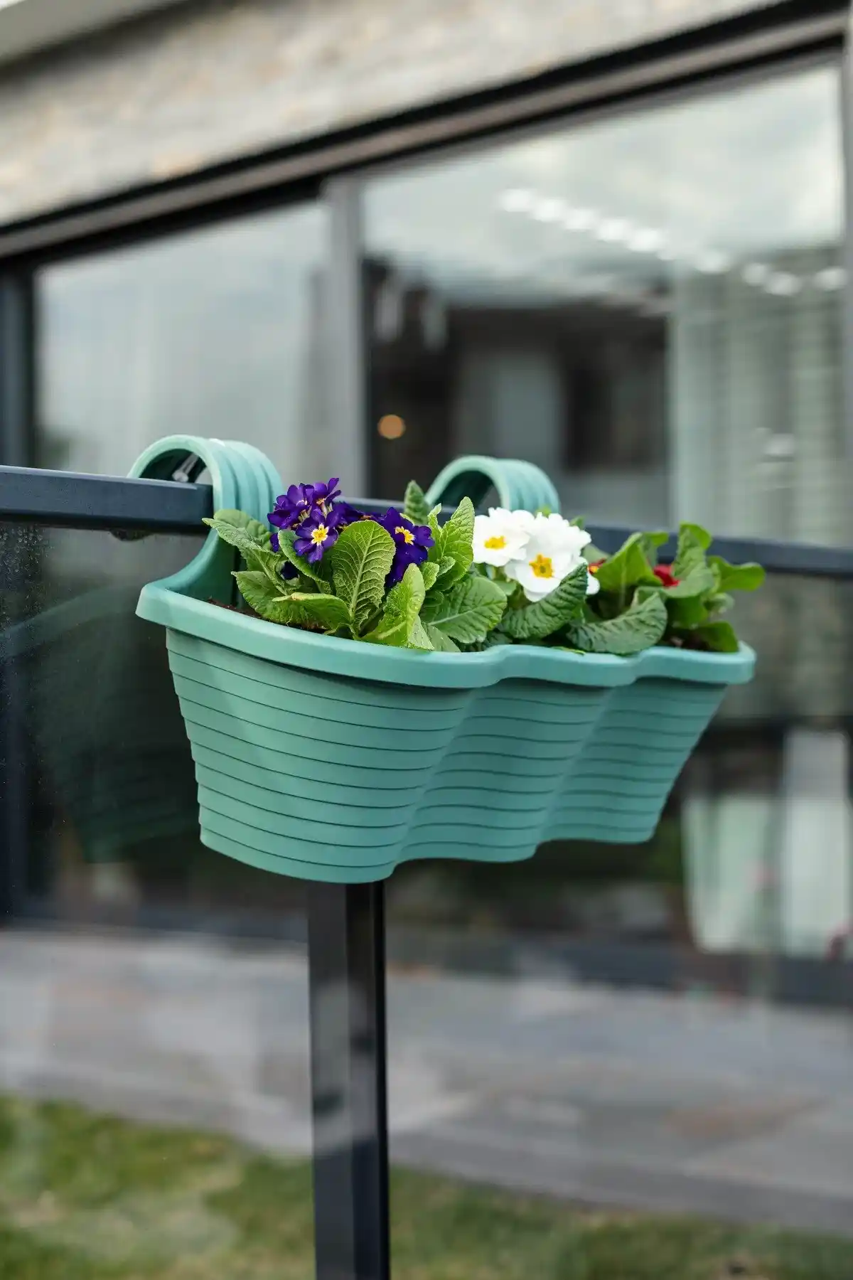 Balkon Dekorasyonunda Tombik Saksı Seçenekleri ve Kullanım İpuçları