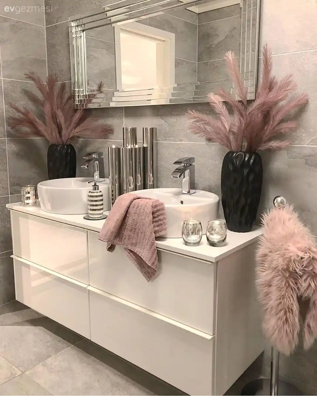 Banyo Dekorasyonunu Zenginleştiren Şık Havluluk Seçenekleri ve Tasarım İpuçları