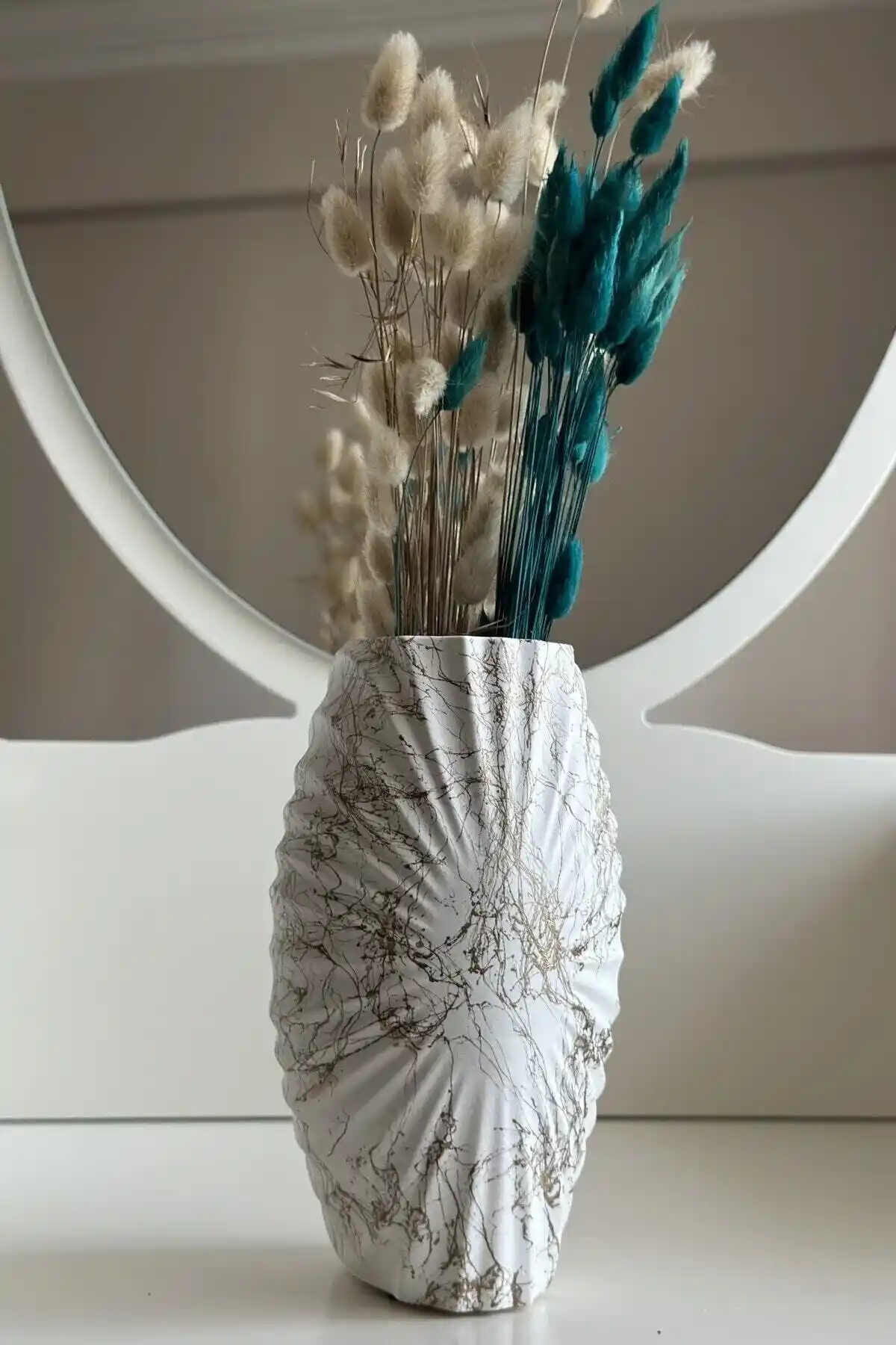 Beton Ev Dekorasyonunda Kuru Çiçek Kullanımıyla Modern ve Doğal Bir Atmosfer Yaratma