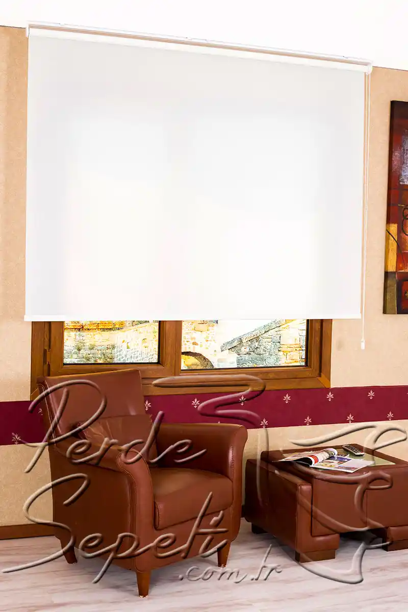 Beyaz Güneşlik Stor Perdeler: Fonksiyonellik ve Estetiğin Uyumuyla İç Mekan Dekorasyonu