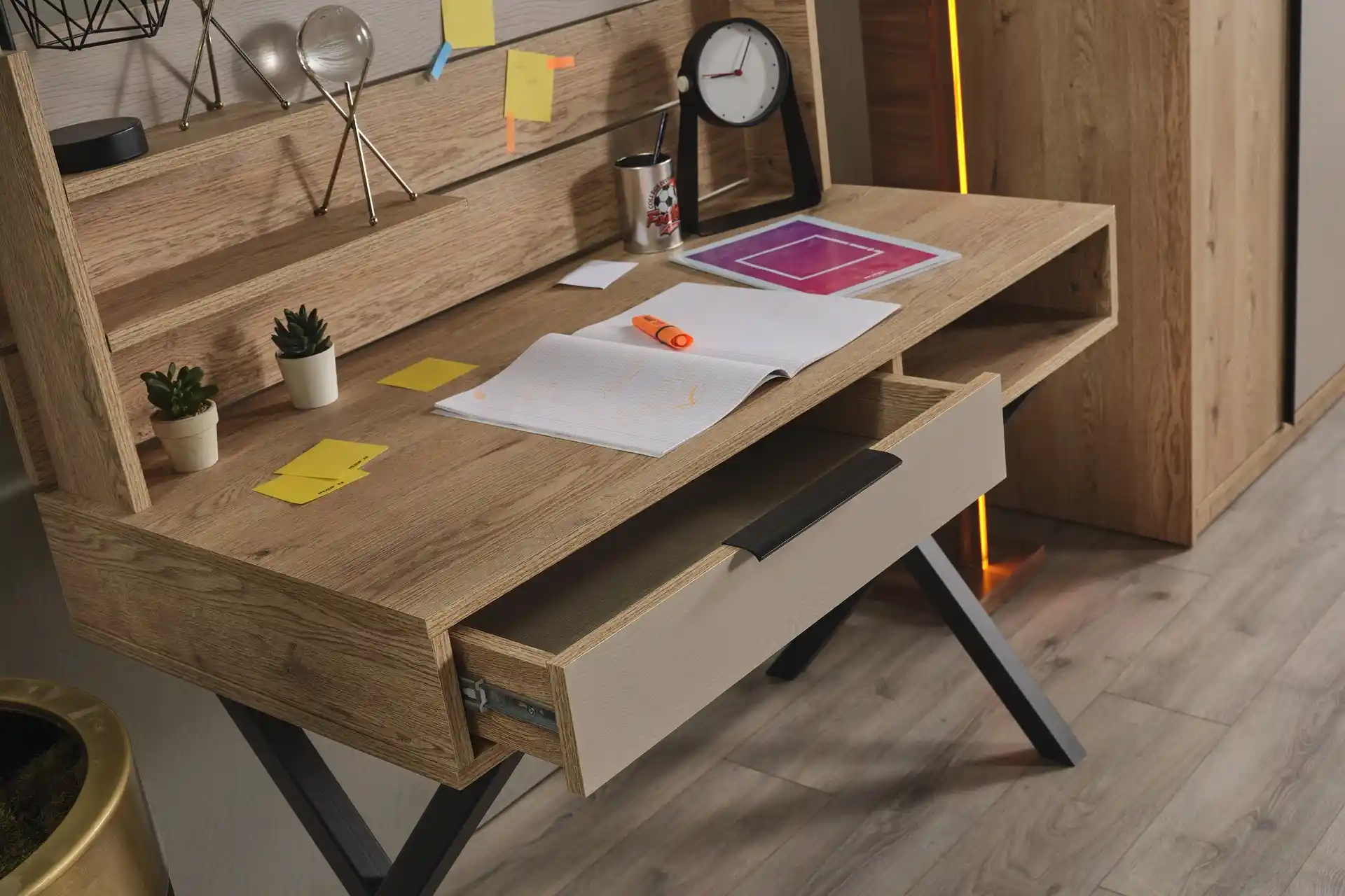 Çalışma Masası Özellikleri ve Tasarım Seçenekleri Hakkında Kapsamlı İnceleme