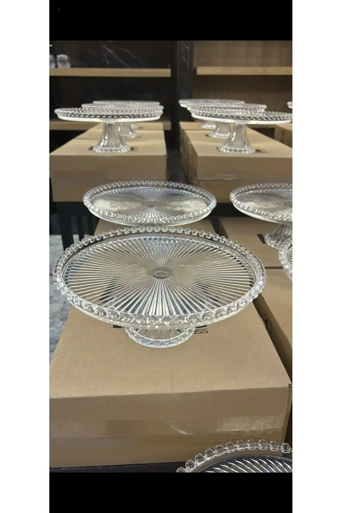 Cam Ayaklı Sunum Tabağı: Modern ve Şık Ev Dekorasyonunda Kullanım ve Tasarım Özellikleri