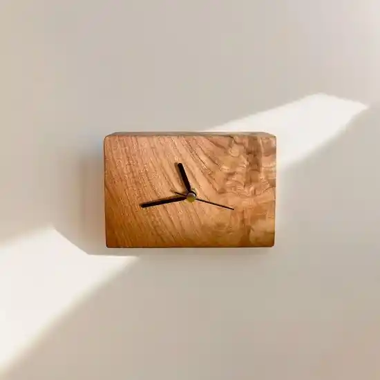 Ceviz Ağacından Duvar Saatleri: Doğal ve Şık Dekorasyon Unsuru Olarak Kullanımı