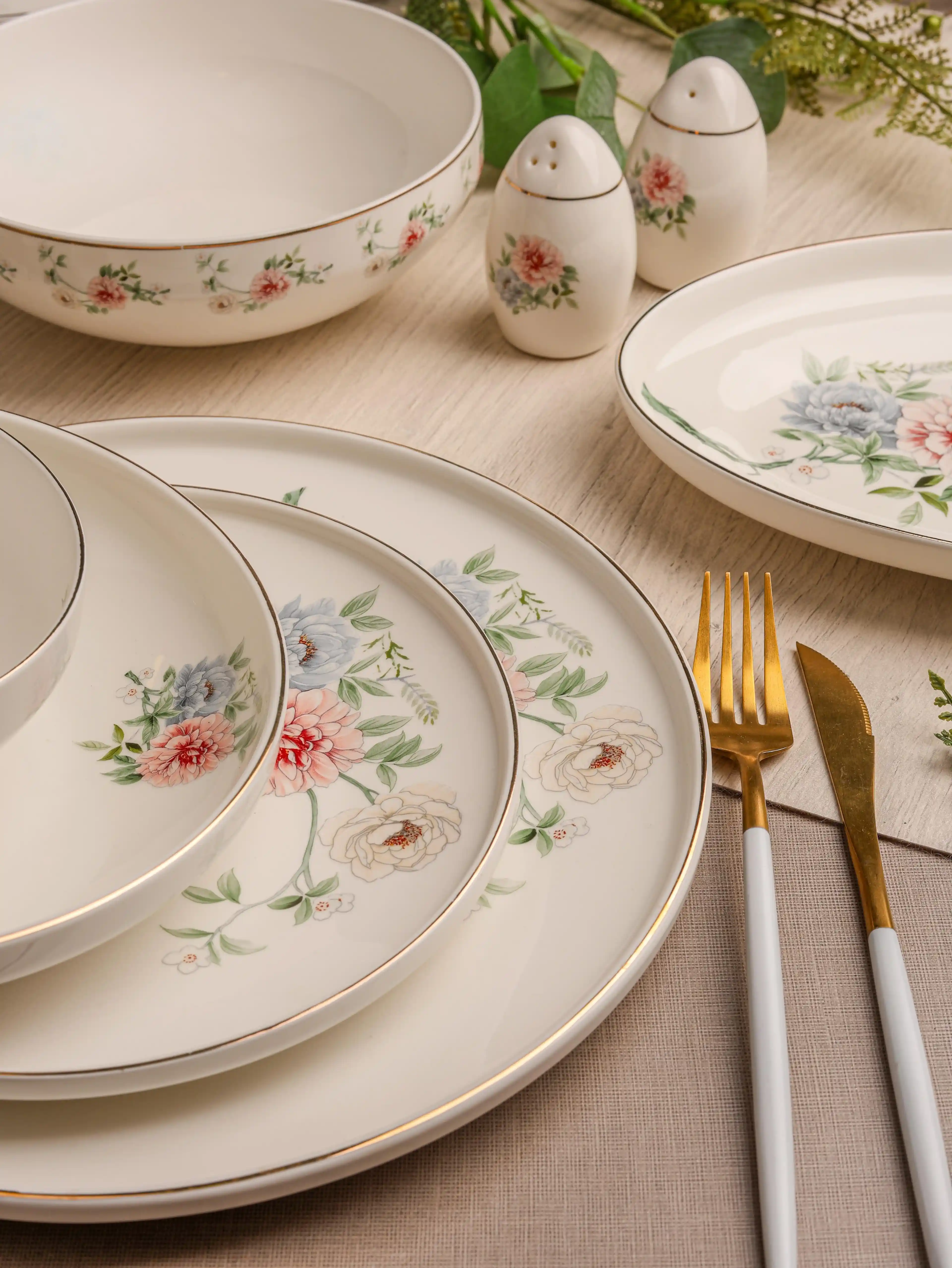 Çiçekli Porselen Yemek Takımları: Estetik ve İşlevselliğin Buluşması