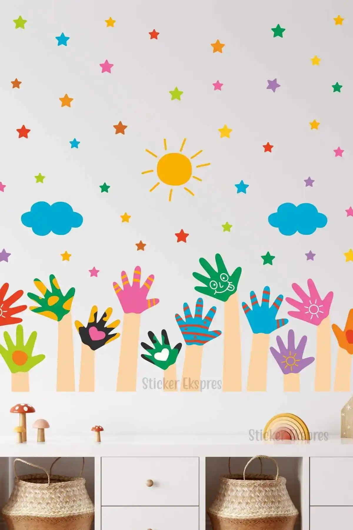 Çocuk Odası Dekorasyonunda Renkli Cam Sticker Setleri ile Yenilikçi ve Güvenli Çözüm Önerileri