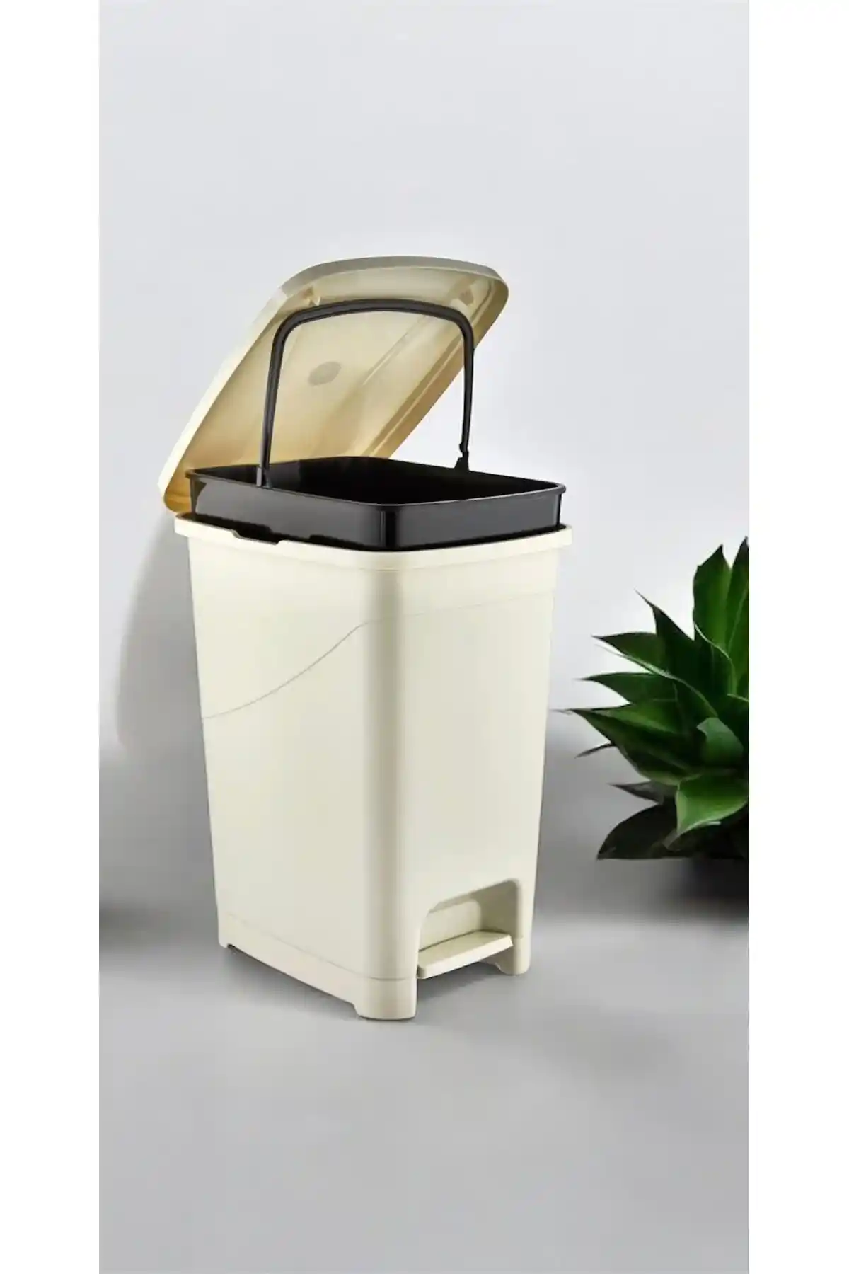 Dar Alanlar İçin Slim Pedallı Çöp Kovası: İşlevsel ve Estetik Çözüm