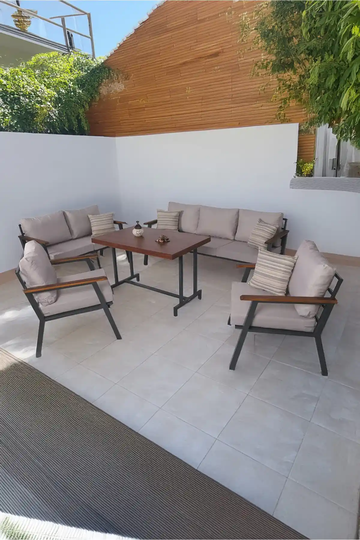 Dayanıklı Balkon Mobilyası Setleri: Malzeme ve Tasarımın Önemi ve Seçim Kriterleri