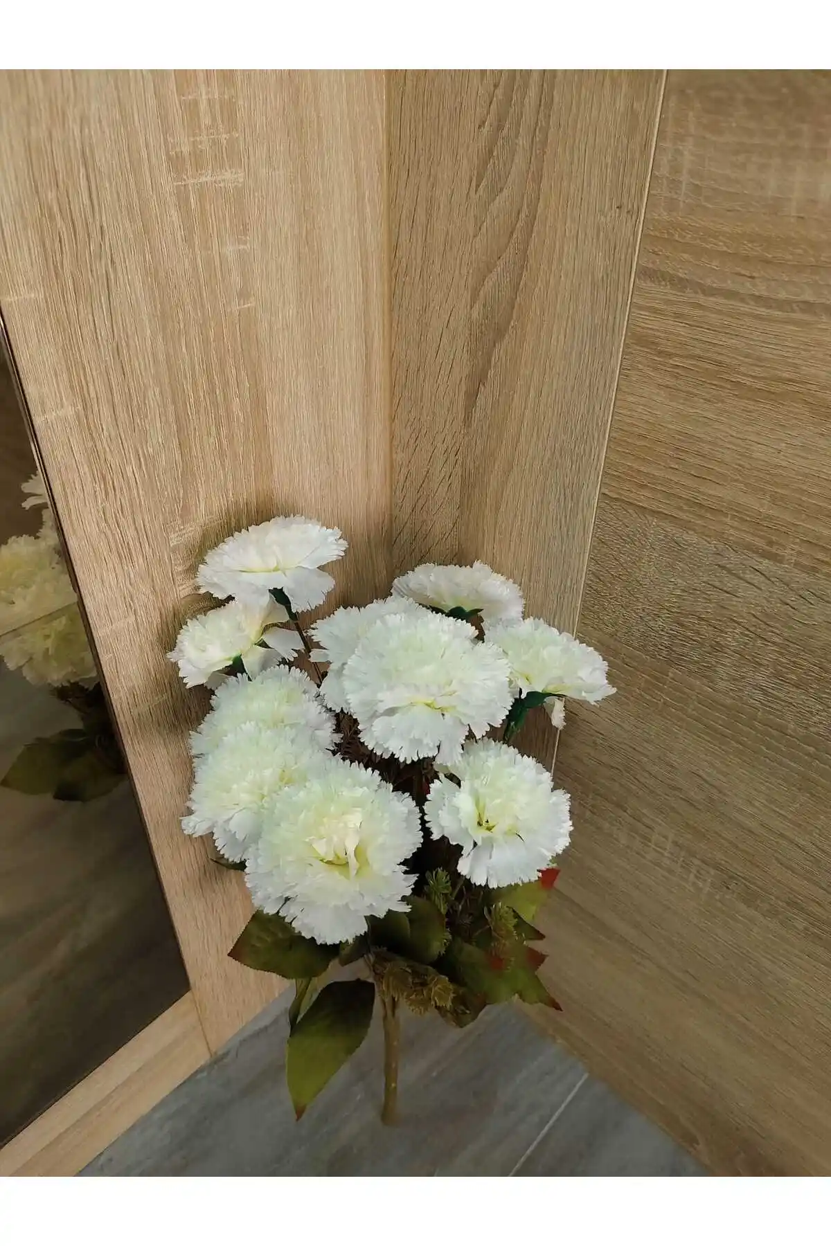 Dayanıklı Yapay Karanfil Dalı Dekorasyon Aksesuarları: Estetik ve Uzun Ömürlü Seçenekler