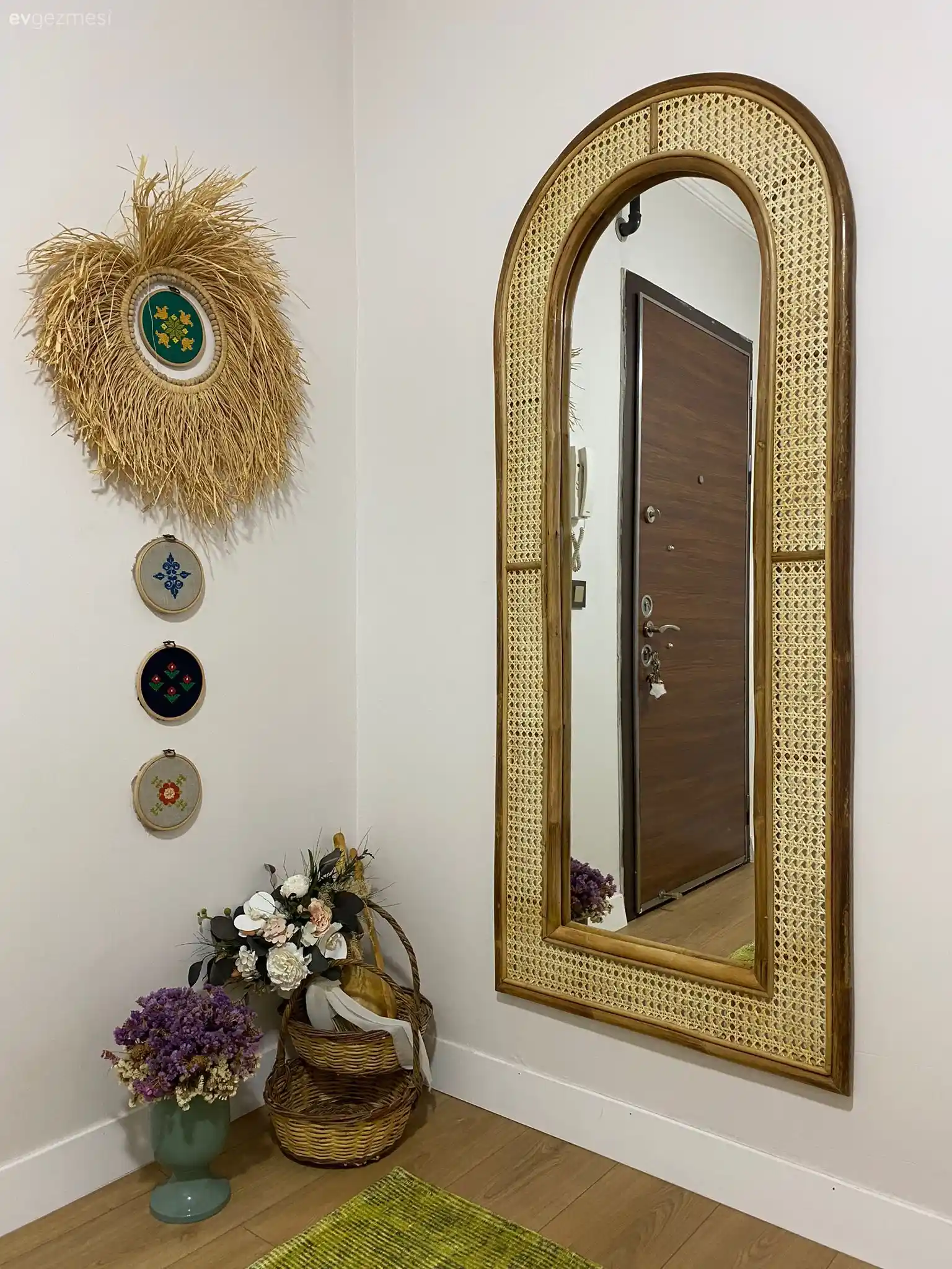 Dekoratif Aynalar: Estetik ve Fonksiyonelliği Bir Arada Sunan İç Mekan Çözümleri