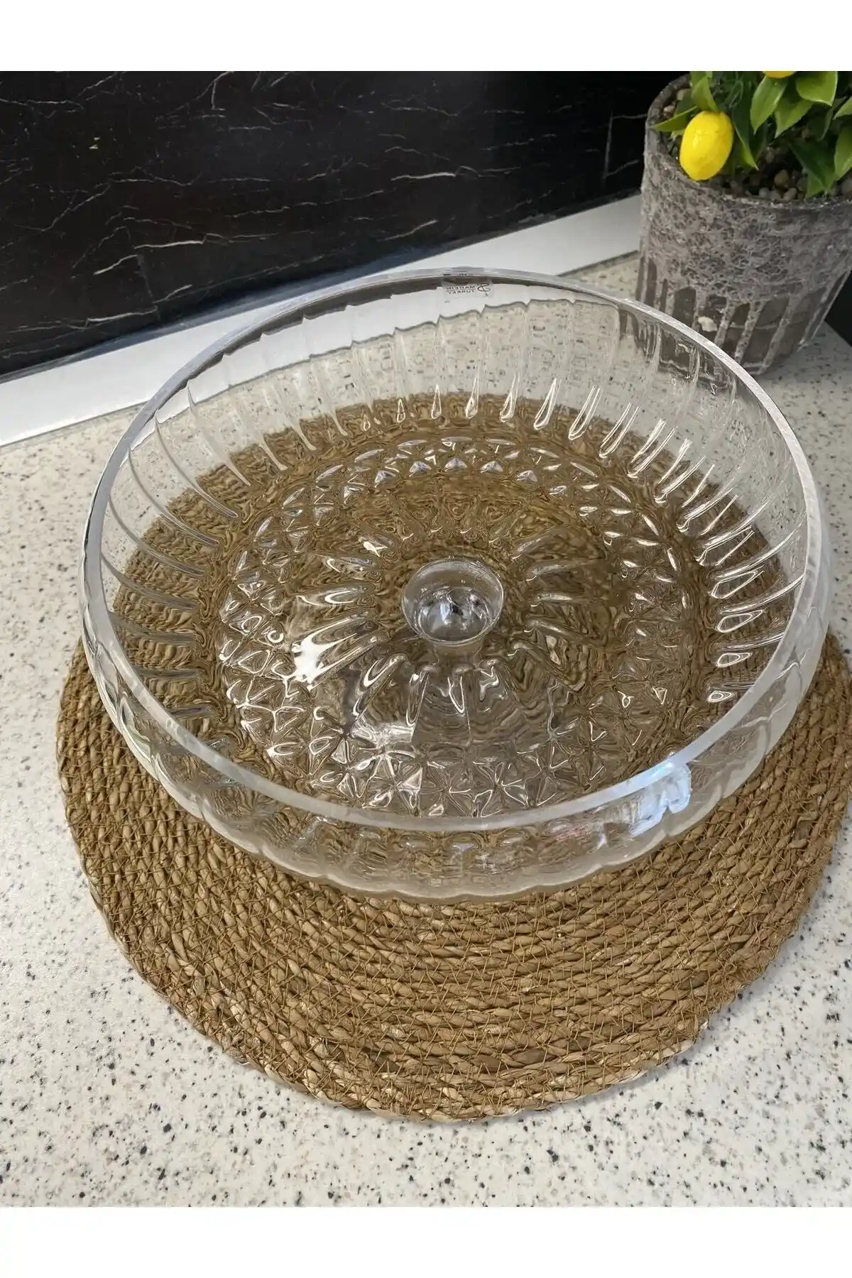 Dekoratif Cam Sunum Tabağı: Estetik ve Fonksiyonellik Sunan Modern Tasarım