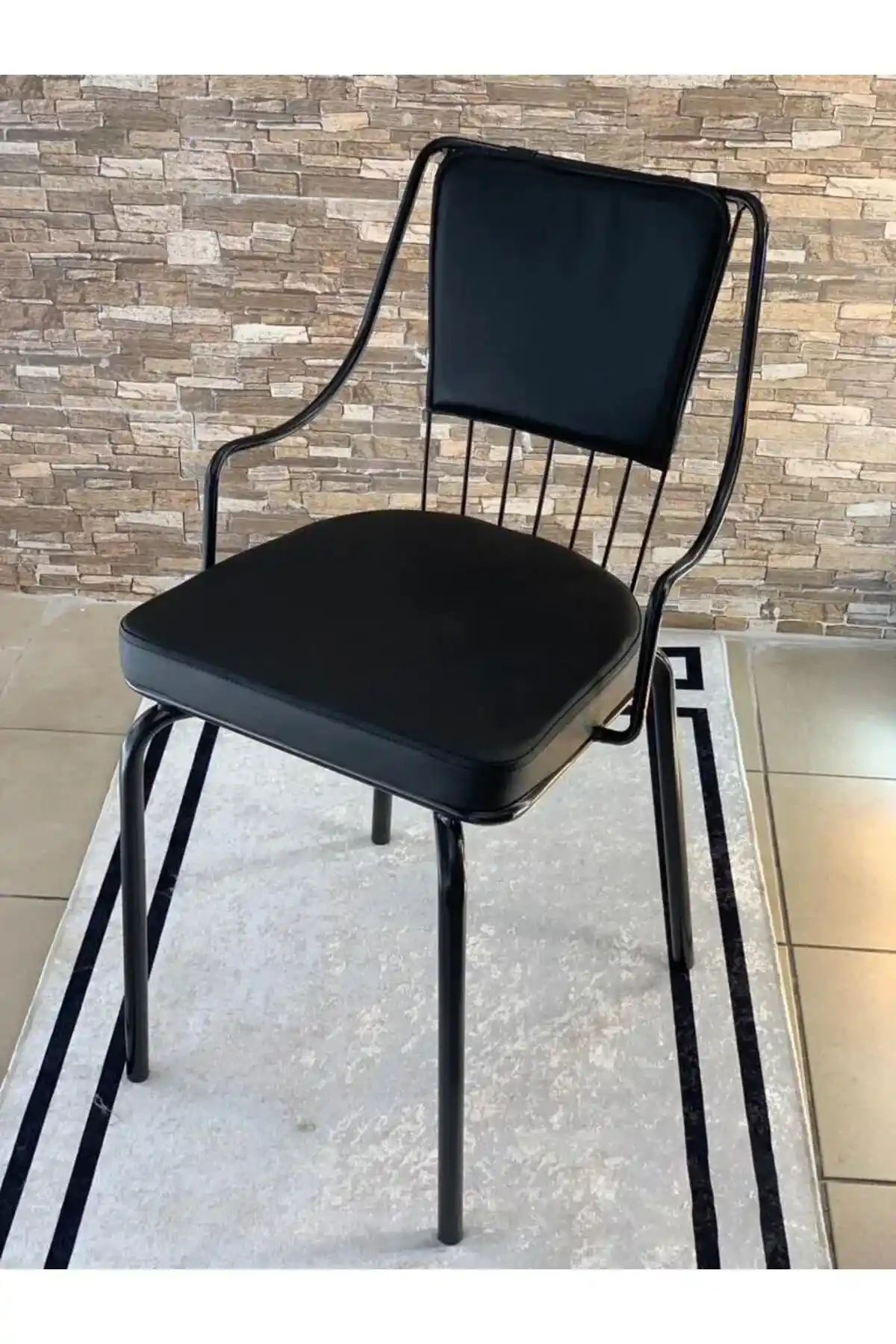 Deri ve Metal Malzemeden Üretilen Modern Mutfak Oturma Sandalyesi Özellikleri ve Tasarım Avantajları