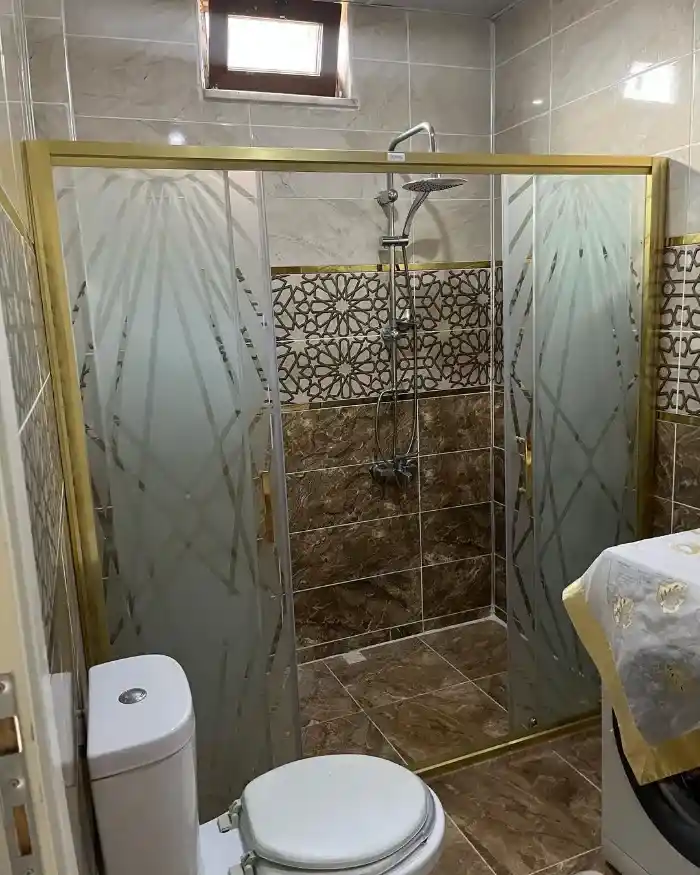 Desenli Duşakabin Modelleriyle Banyonuza Estetik ve Fonksiyonellik Katın