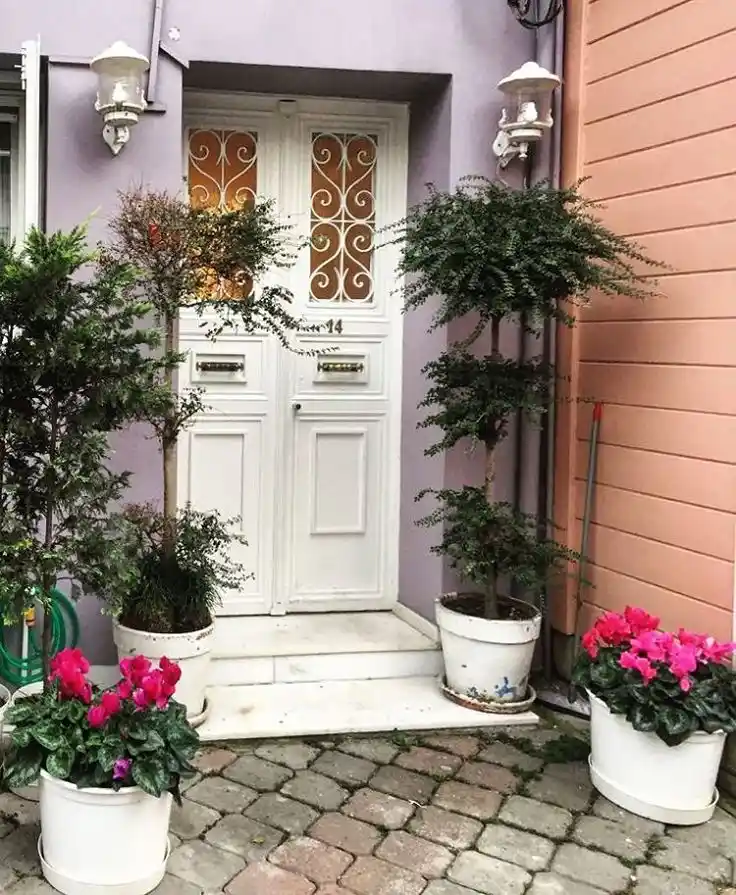 Dış Kapı Dekorasyonunda Şıklık ve Fonksiyonellik İçin Modern Tasarım ve Malzeme Seçenekleri