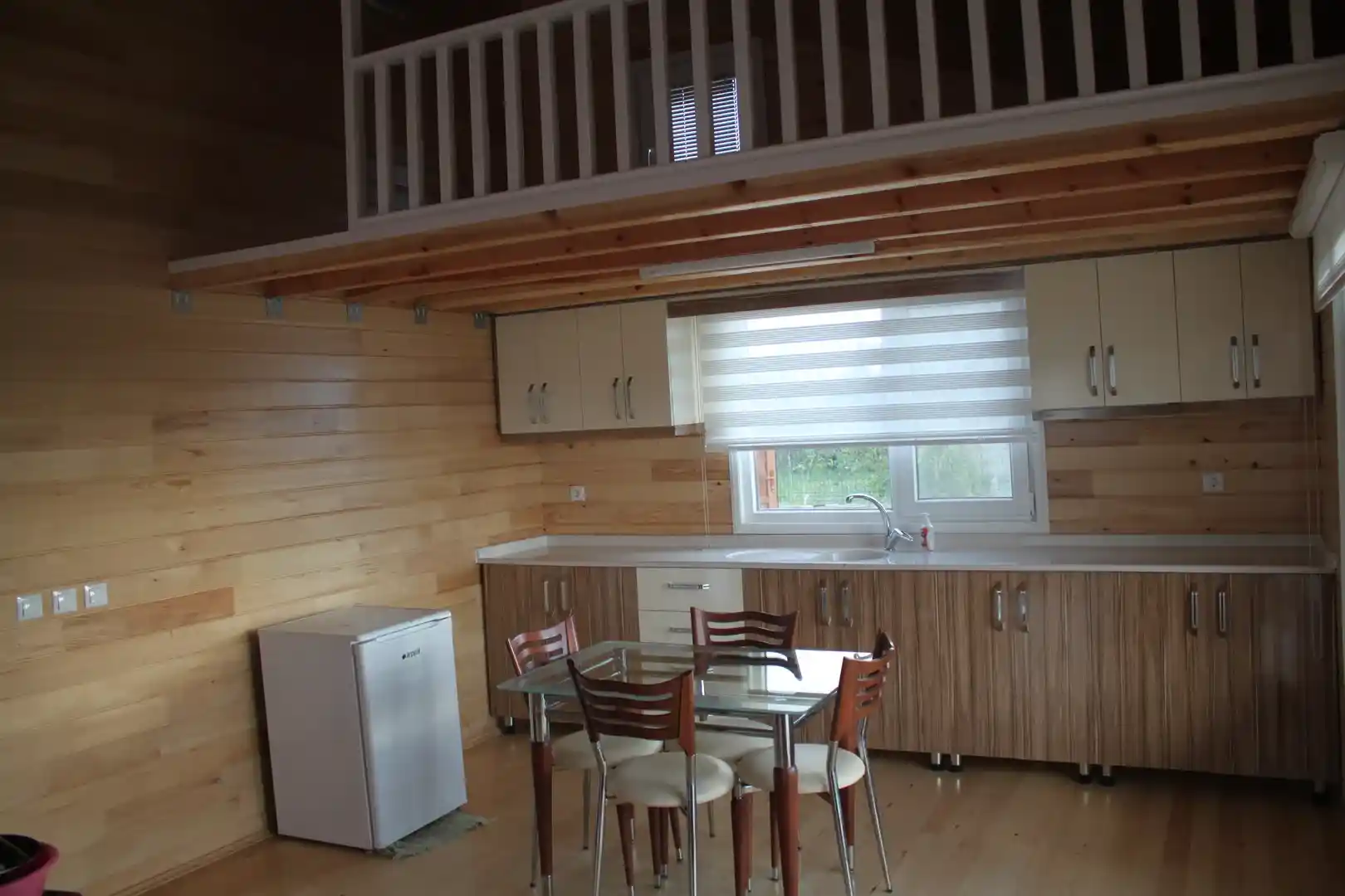 Doğal Ahşap Lambri ile Modern ve Sıcak İç Mekan Tasarımları Rehberi