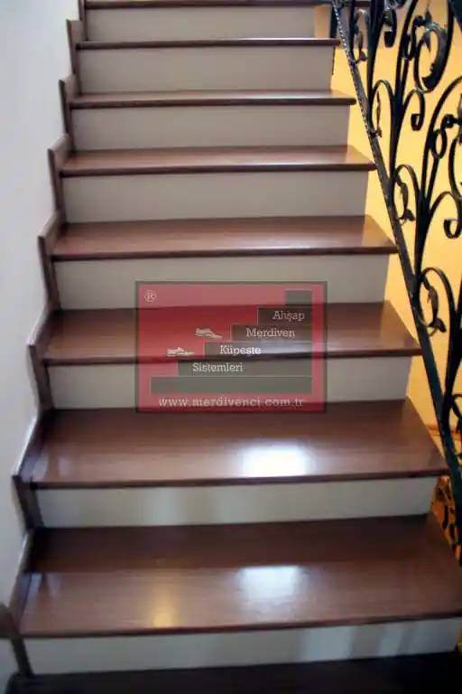 Doğal Ahşap Merdiven Çözümü: Estetik ve Dayanıklılığı Bir Arada Sunan Tasarım Seçenekleri