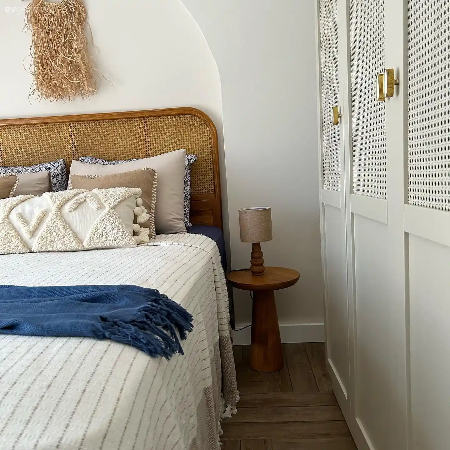 Doğal Hasır Başlıklı Yatak Dekorasyonu: Rustik ve Bohem Tarzlarda Sıcaklık ve Estetik