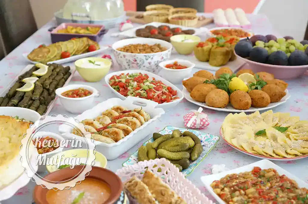 Doğal ve Şık Çiçekli Yemek Sofrası Tasarımı İpuçları ve Dekorasyon Önerileri