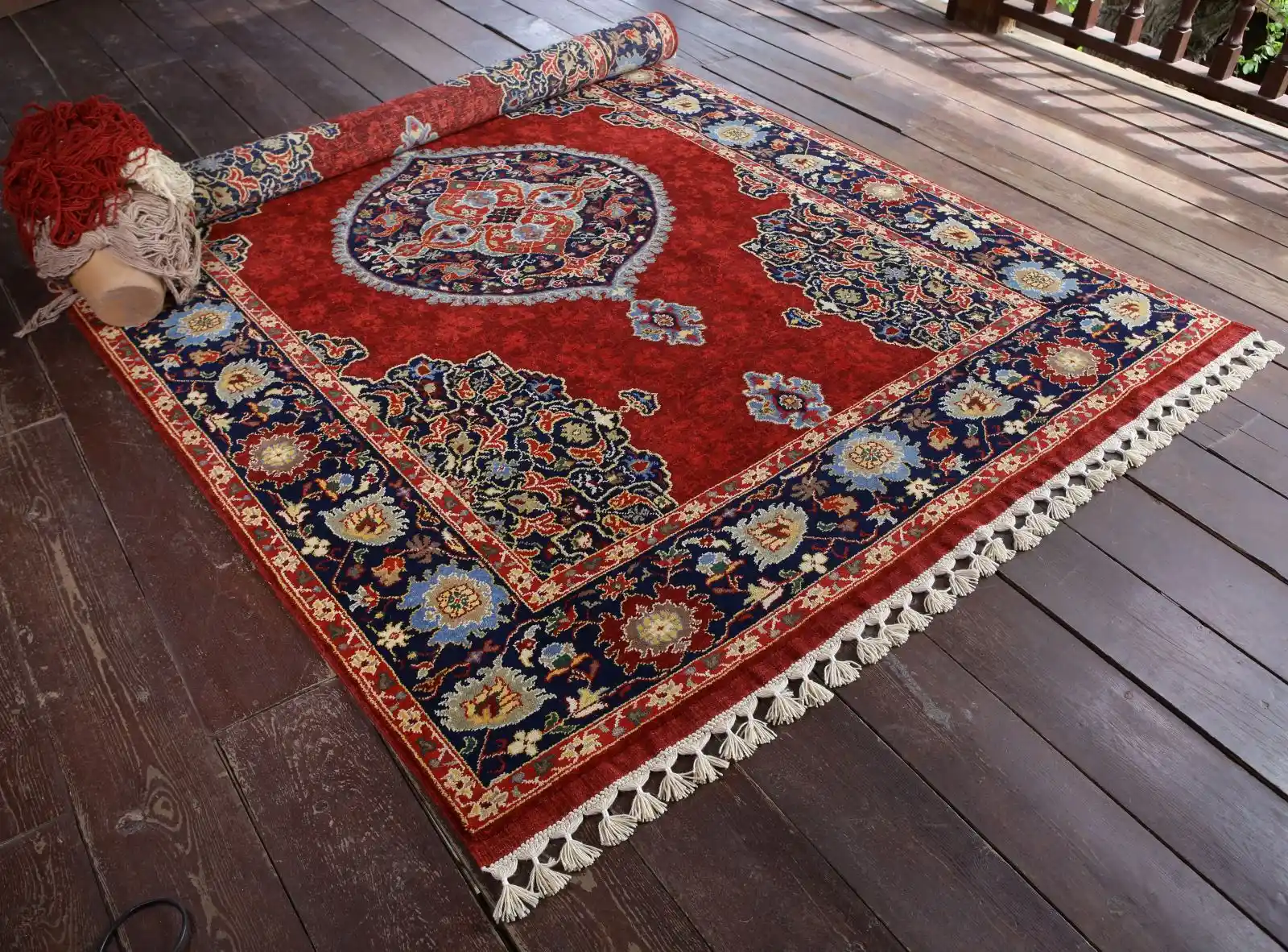 El Yapımı Halıların Ev Dekorasyonundaki Yeri ve Estetik Katkıları