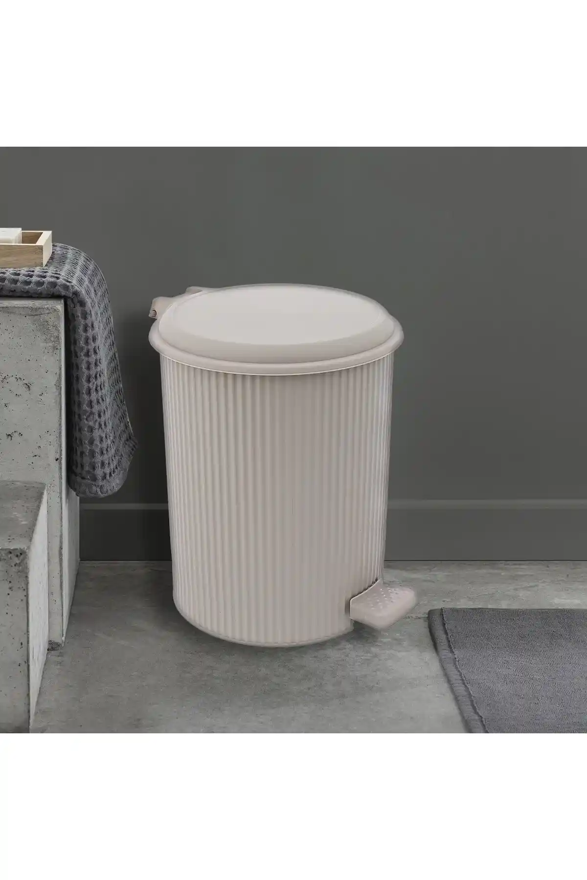 Elif ve Meleni Pedallı Çöp Kovaları ile Evde Hijyen ve Pratiklik Sağlama