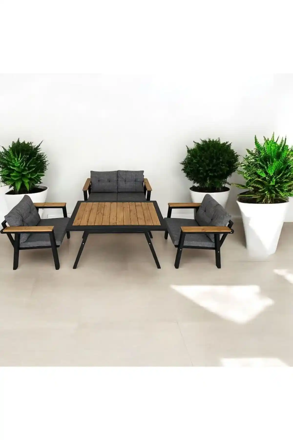 Estetik Balkon Mobilyası Setleri: Modern Tasarımlar ve Dayanıklı Malzeme Seçenekleri