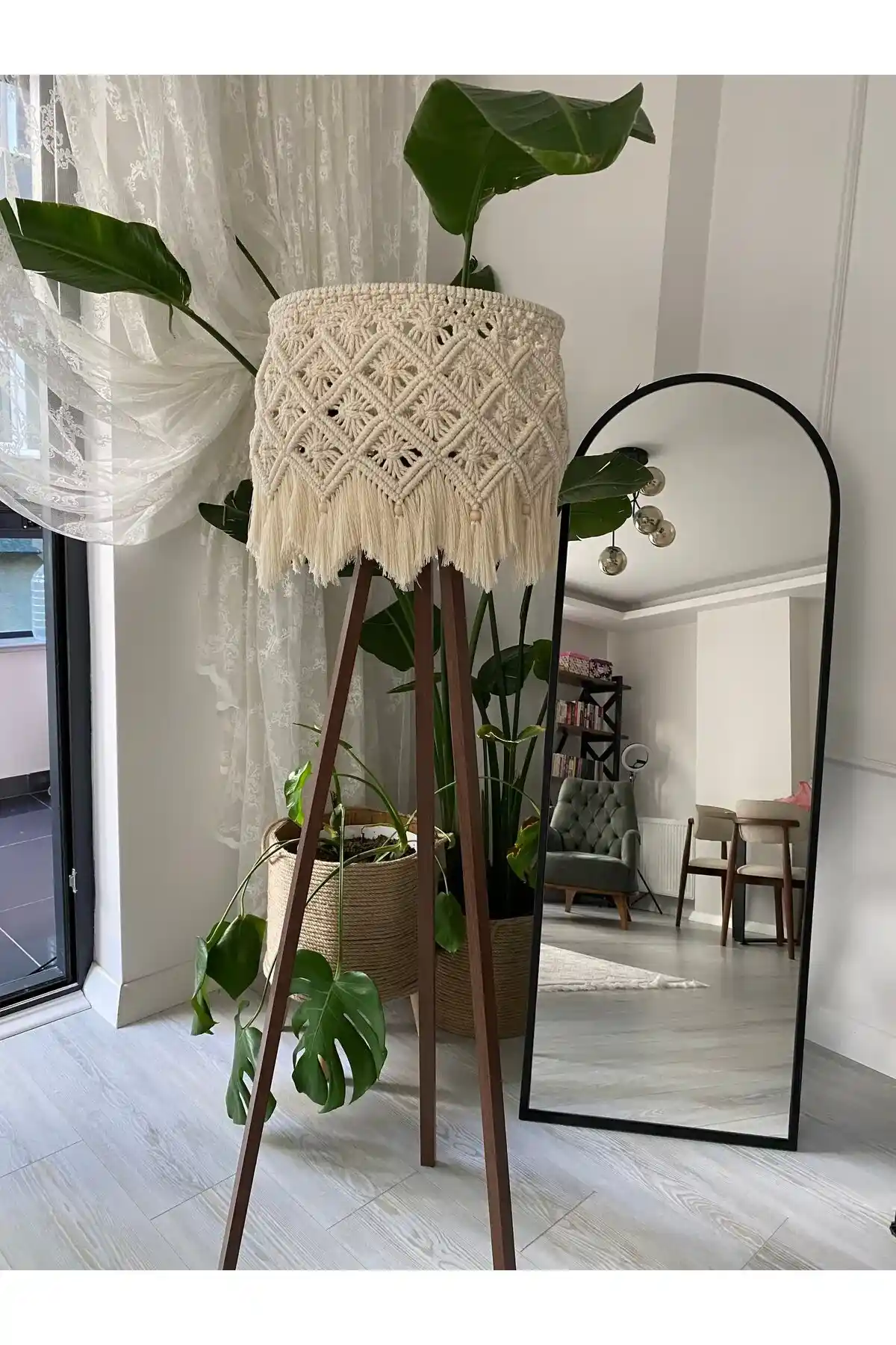 Ev Dekorasyonuna Uygun Tripod Ayaklı Lambalar: Modern ve Şık Aydınlatma Seçenekleri