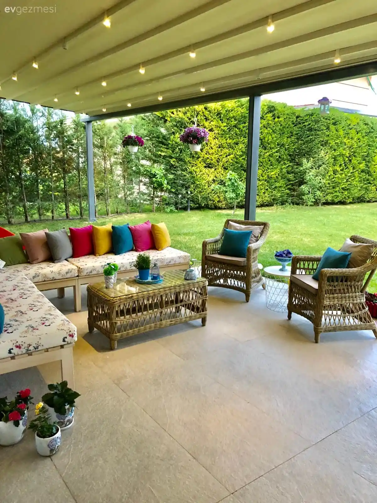 Ev Dekorasyonunda Minderlerin Rolü: Mutfak ve Bahçe İçin Pratik ve Estetik Çözümler