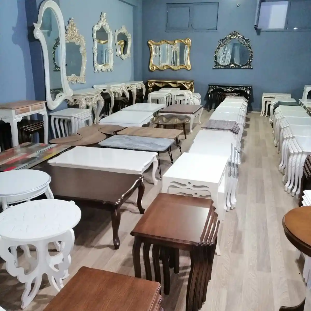 Ev Dekorasyonunda Mobilya ve Aksesuar Seçim Rehberi: Fark Yaratan Detaylar ve Trendler