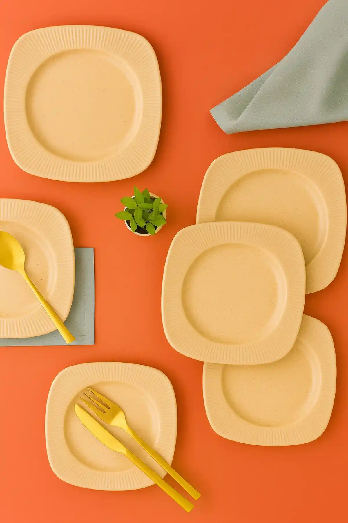 Ev Dekorasyonunda Zarif Servis Tabağı Seçimi ve Kullanımı Rehberi