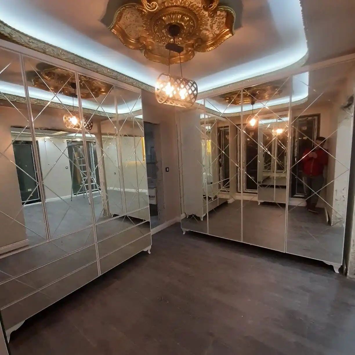 Ev Mekanlarını Genişleten Modern Ayna Tasarımları ve Dekorasyon İpuçları