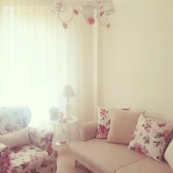 Ev Ortamını Güzelleştiren Zarif Çiçek Dekorasyon Fikirleri ve Uygulama İpuçları