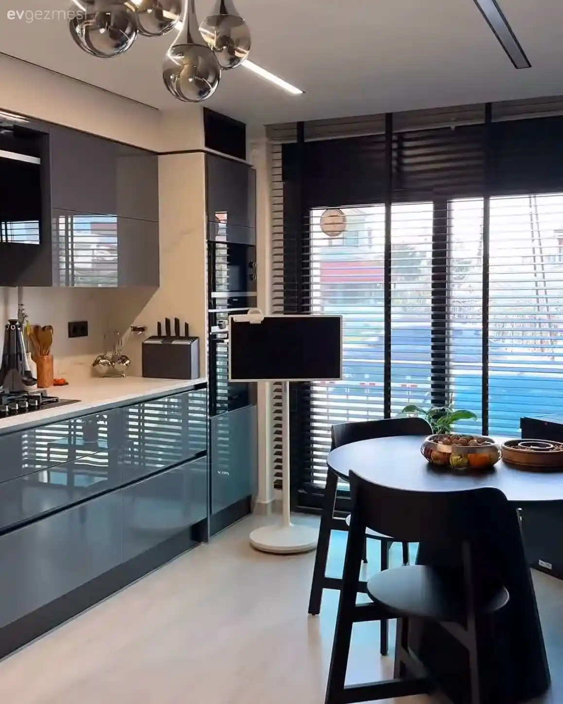 Fonksiyonel ve Estetik Modern Mutfak Oturma Sandalyeleri: Tasarım ve Kullanım Avantajları