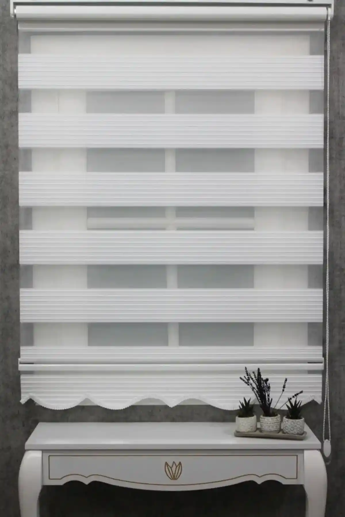 Geniş Zebra Desenli Stor Perdeler ile Modern ve Şık İç Mekan Dekorasyonu