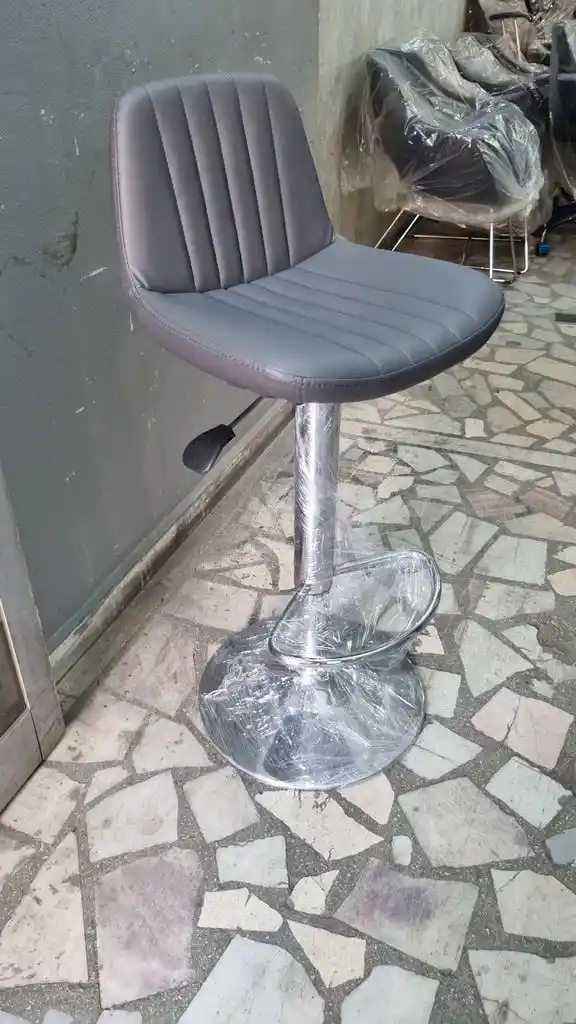 Gri Deri ve Metal Malzemeden Yapılmış Modern Mutfak Tabureleri Özellikleri ve Dekorasyon İpuçları