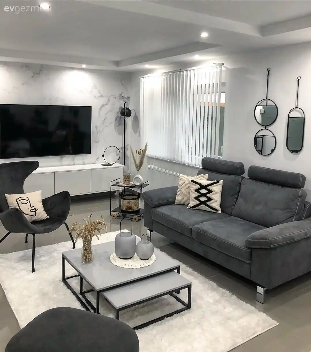 Gri Renk ve Dekoratif Objelerle Modern Mekan Tasarımı Rehberi