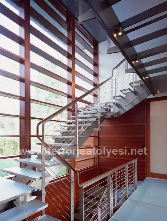 Güvenlikli Metal Ev Merdivenleri: Dayanıklılık ve Estetiğin Birleşimi