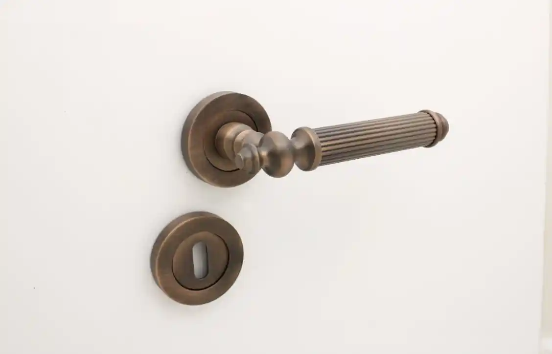 İç Mekan Dekorasyonunda Kapı Kolu ve Stoperleri: Malzeme ve Tasarım Trendleri