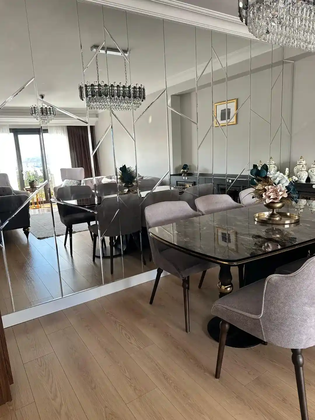 İç Mekanlarda Alan Genişletmek İçin Aynaların Etkili Kullanımı ve Tasarım İpuçları