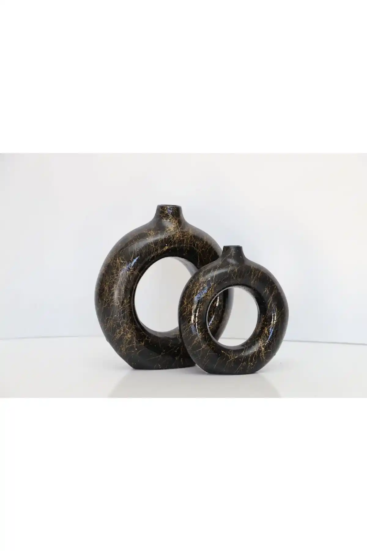 İkili Vazolar ile İç Mekan Dekorasyonunda Zarif ve Dengeli Dokunuşlar