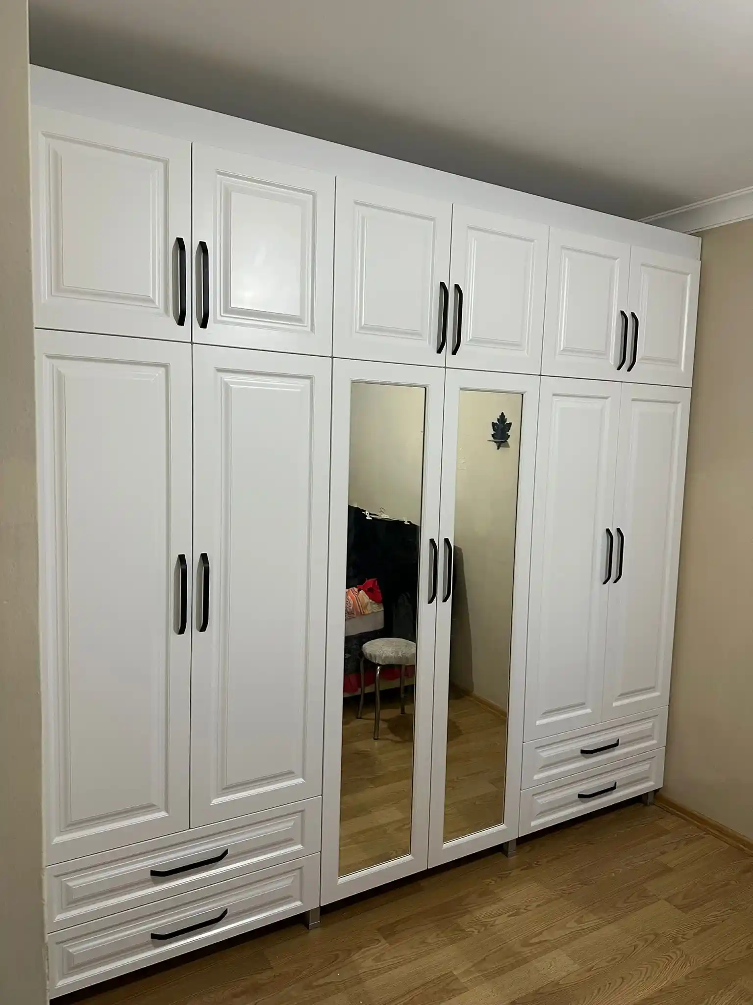 İzel ve Beyza Gardrop Modellerinin Tasarım, Malzeme ve Fonksiyonellik Karşılaştırması