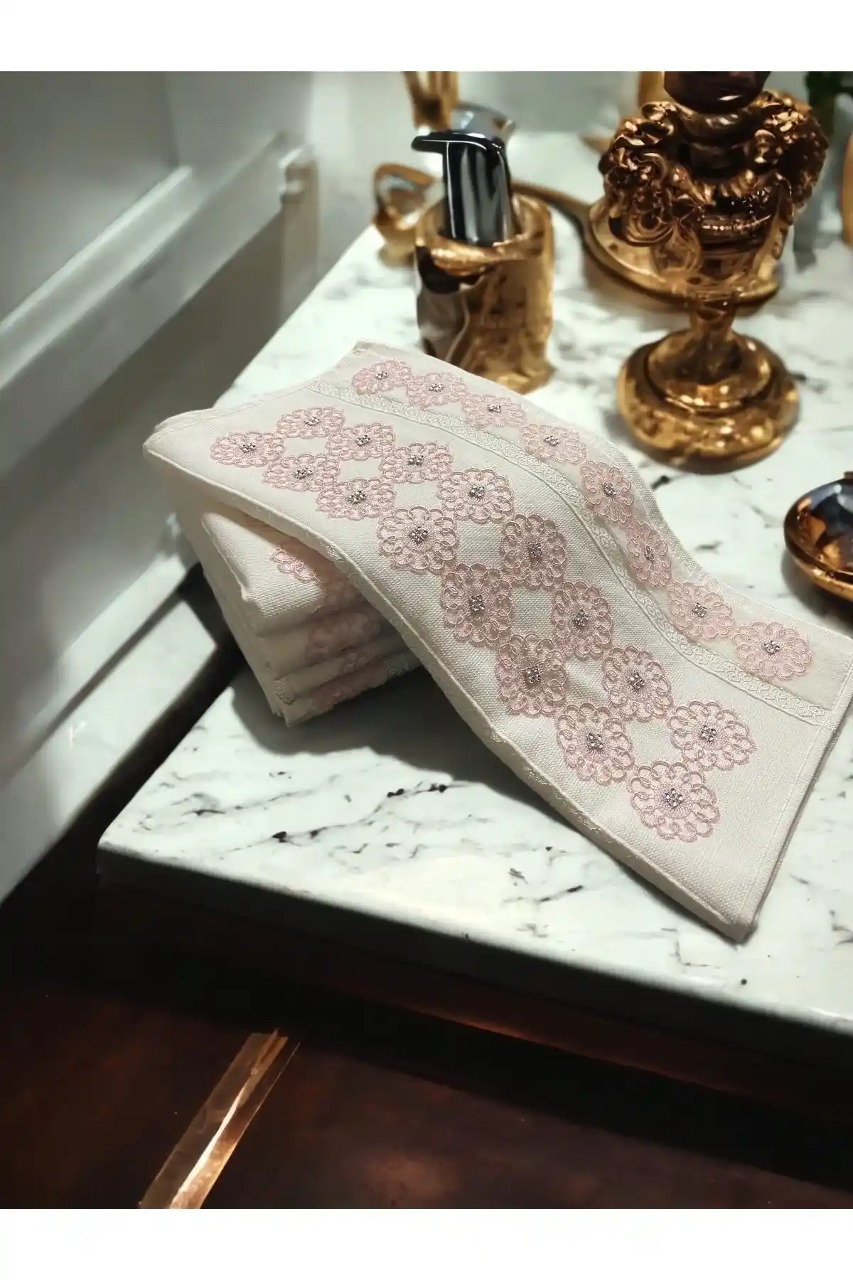 Kadife Havlu ve Hediye Seçenekleri: Şıklık ve Fonksiyonelliğin Buluşması