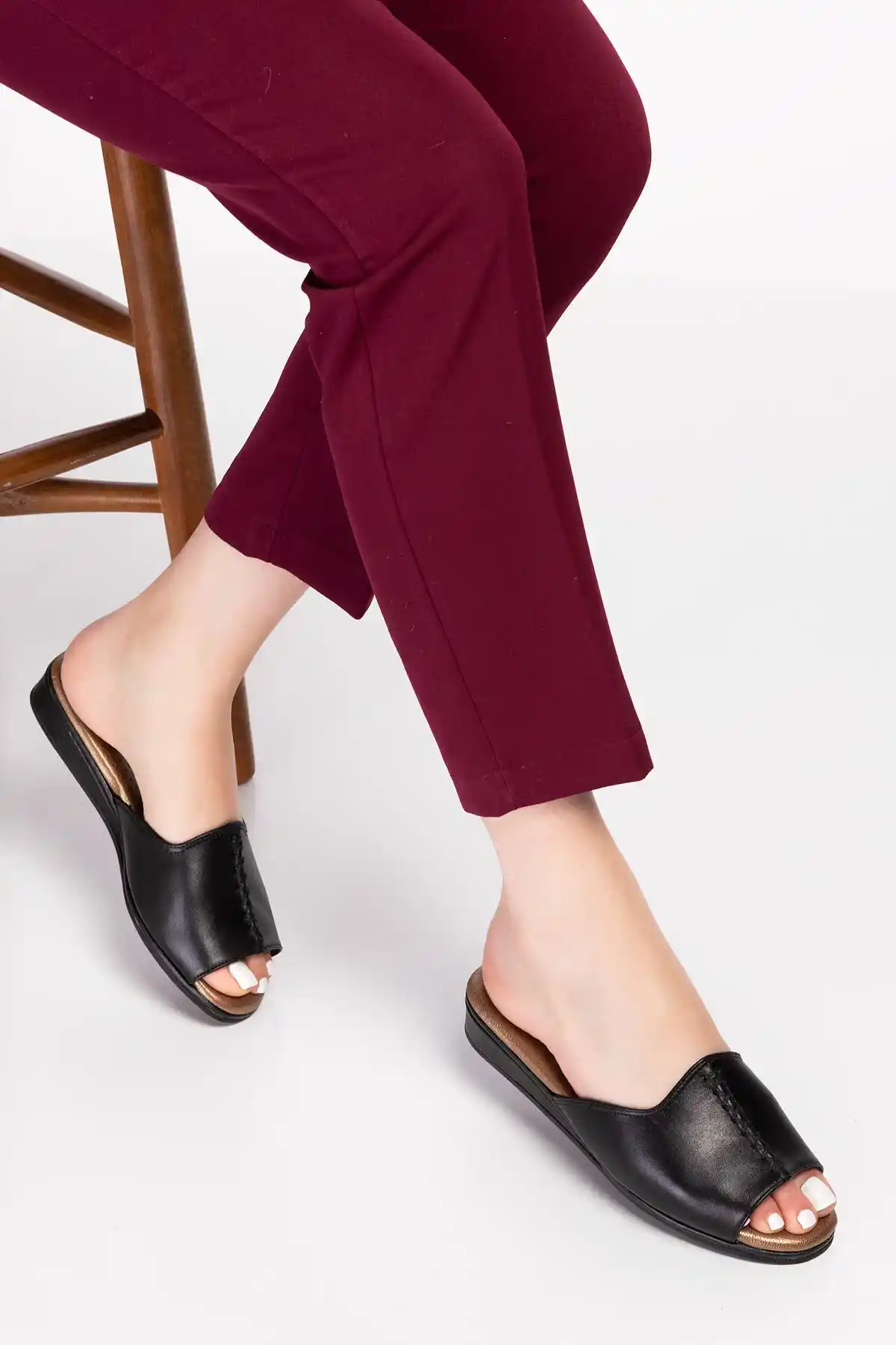 Kadın Ev Terlikleri: Rahatlık ve Şıklığın Mükemmel Buluşması