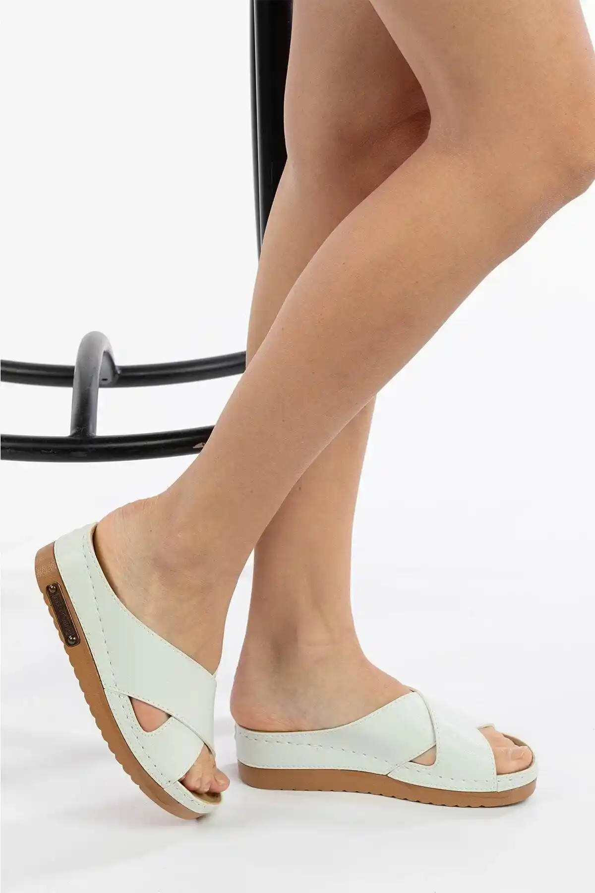 Kadın Ev Terliklerinde Konfor ve Stil Dengesi: Rahatlık ve Şıklık Bir Arada