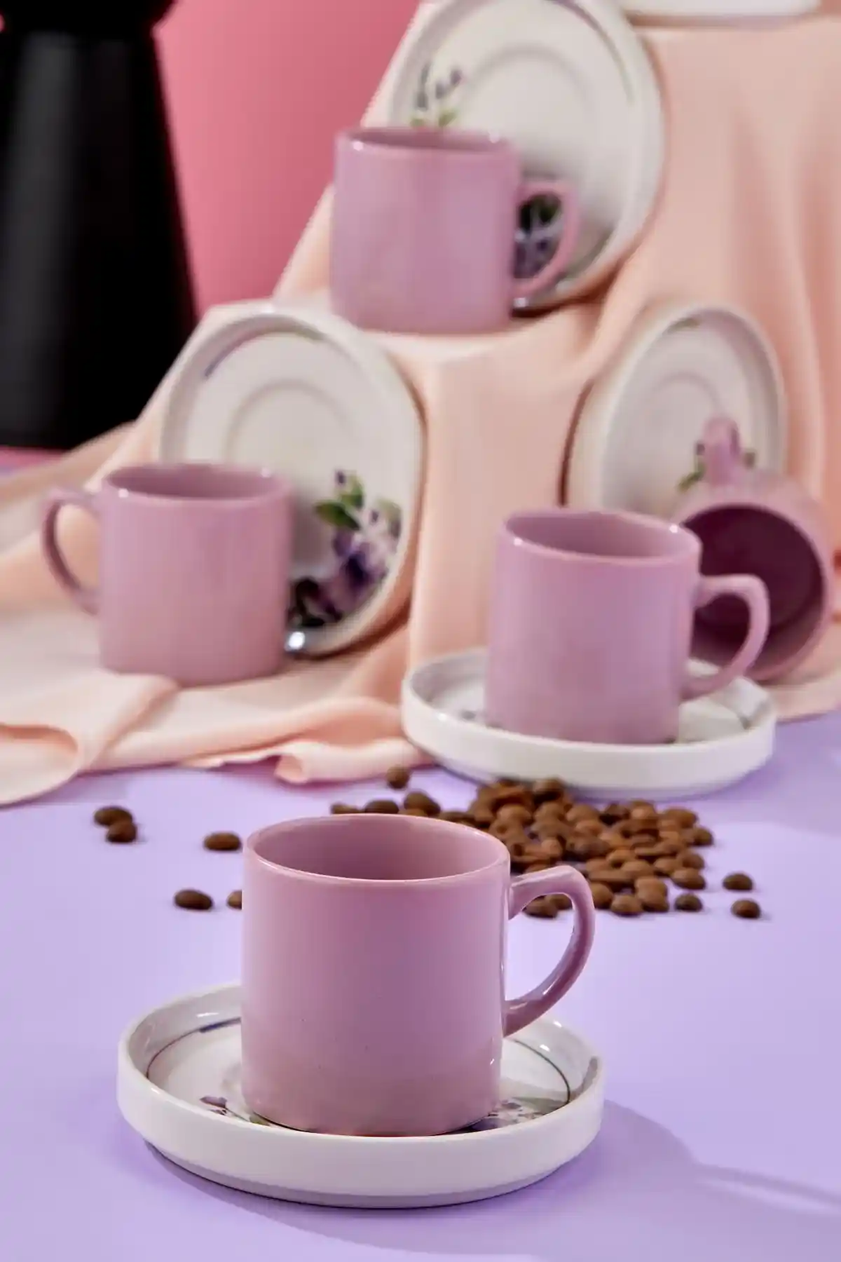 Kahve Fincan Takımlarıyla Ev Dekorasyonunda Şıklık ve Zarafet Yaratma Rehberi