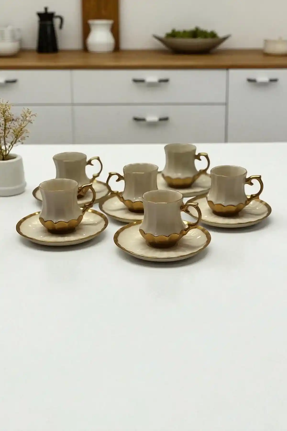 Kahve Fincanlarında Zarafet ve Dekoratif Estetik: Ev Dekorasyonunda Şıklık Yaratma