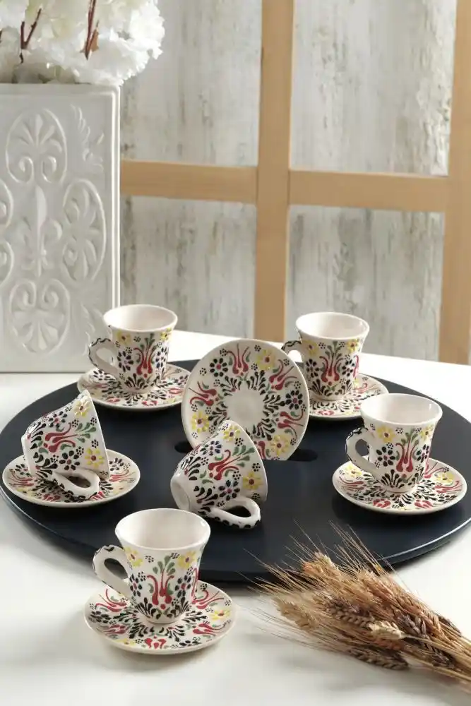 Kahve Fincanlarının Dekorasyonda Estetik Kullanım İpuçları ve Yaratıcı Fikirler