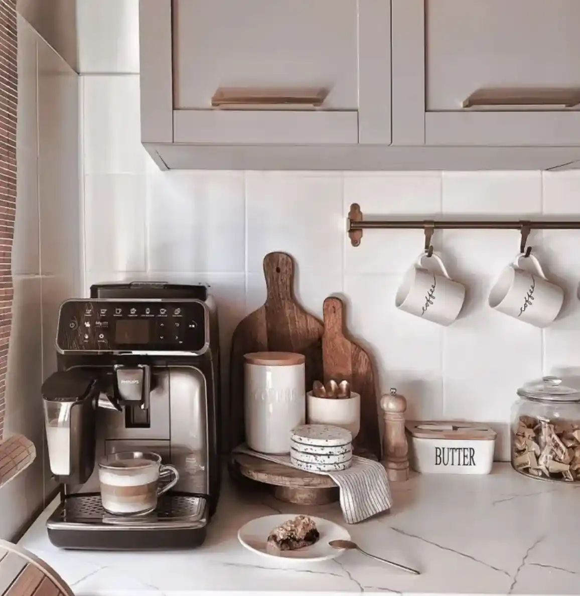 Kahve Köşesi Dekorasyonunda Tabloların Seçimi ve Mekân Atmosferine Etkisi